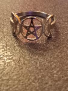 Anello in acciaio con pentacolo e  triplice luna