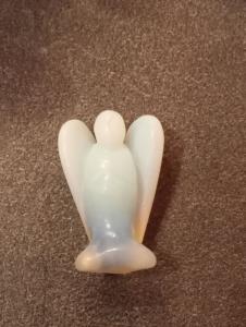 Angeli in pietra opalite