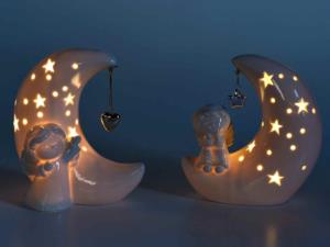 Angelo su luna in ceramica luce led