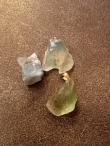 Ciondolo fluorite verde grezza