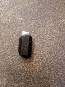 Ciondolo tormalina grezzo