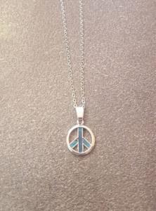 Collana in metallo con simbolo pace