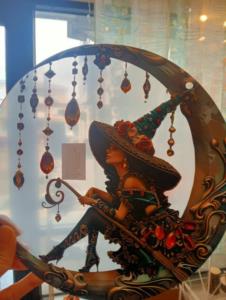 Decorazione da appendere con disegno di strega