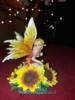 Fata seduta su Girasole (12,5cm)