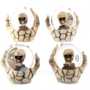 Globo innevato con teschio su mano