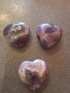 Pietra del sollievo a forma di cuore in ametista