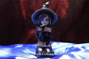 Strega con corvo