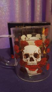 Tazza in vetro con teschio e rose
