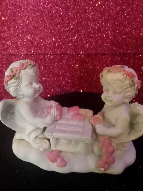 cherubini su tavolo rose