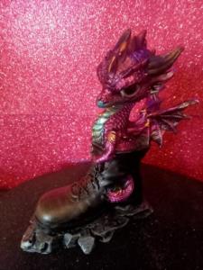 drago cucciolo nel vecchio stivale